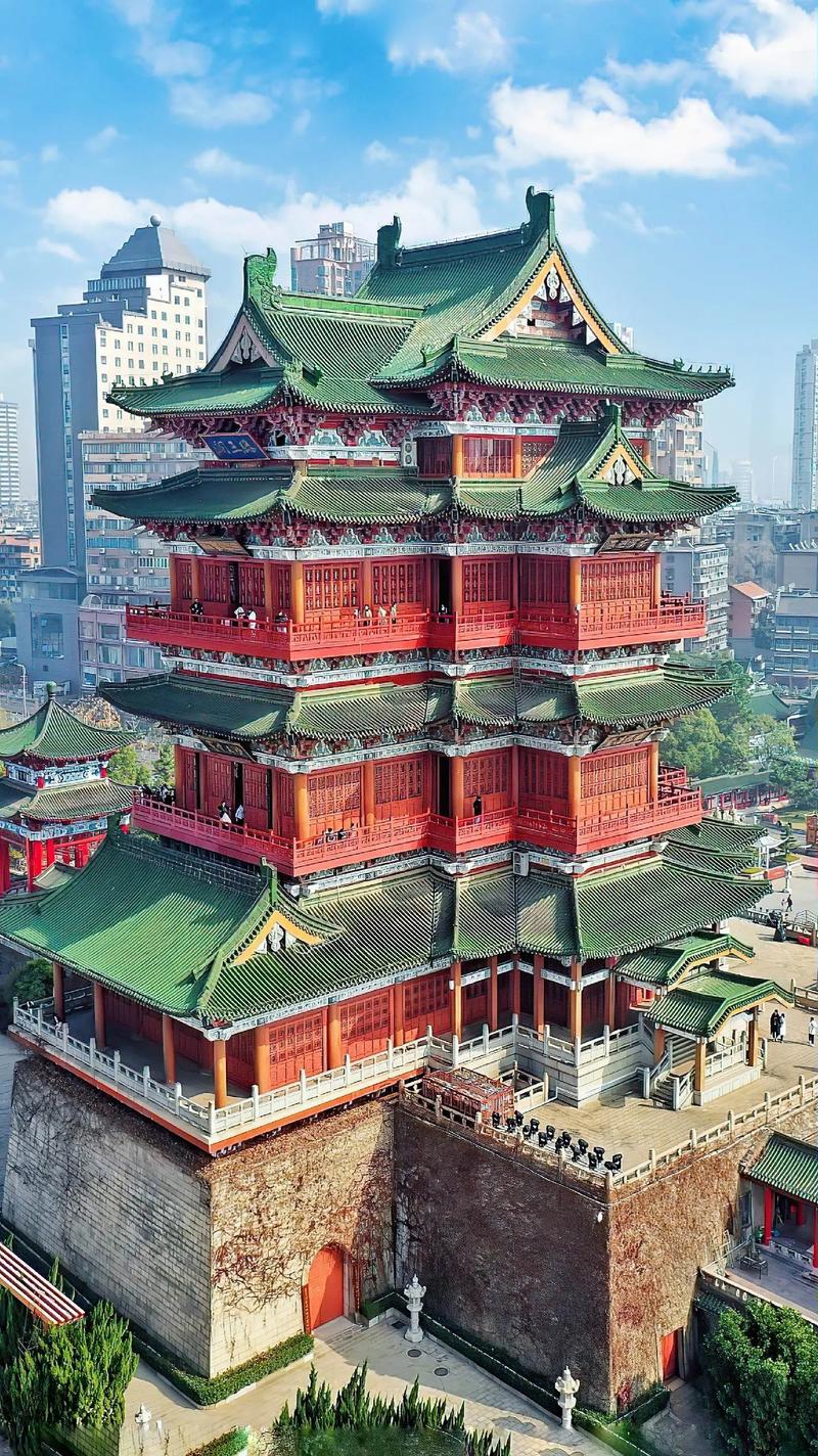 滕王阁,这座位于江西省南昌市的千年古迹,承载了深厚的历史文化 - 抖